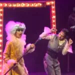 Teatro: «Muak! El país de los besos en abonos chiquitos», un reino de besos y poder